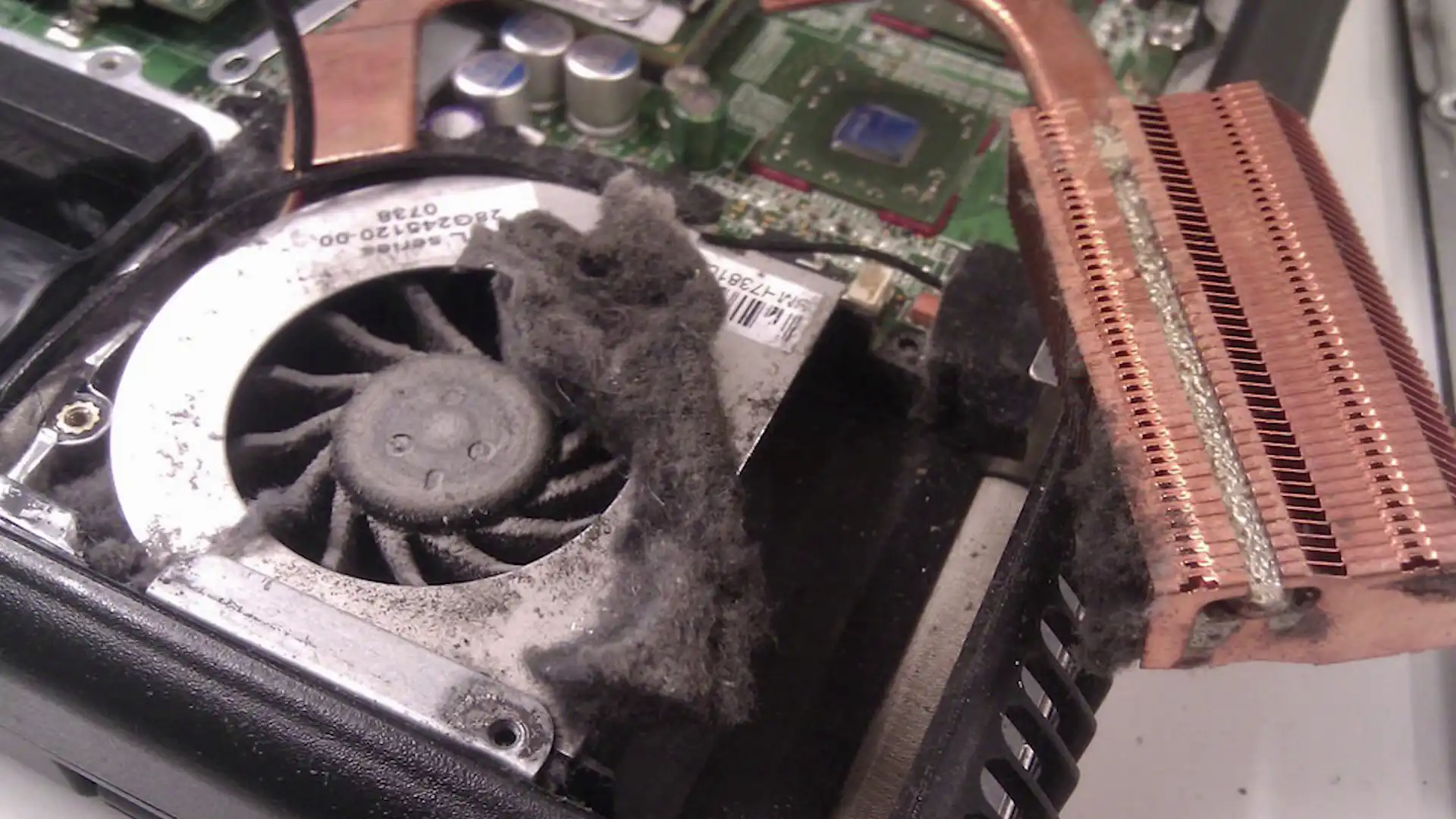 Laptop Fanı Nasıl Temizlenir?